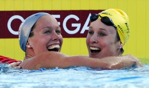 MEDALJEJUBEL: Asker-jenta Ingvild Snildal (t.v.) kunne juble for en fantastisk bronsemedalje p� 50 meter butterfly under langbane-VM i Roma. Her gratulerer hun gullvinner Marieke Guehrer (t.h.) fra Australia.Foto: SCANPIX/REUTERS/Alessandro Bianchi