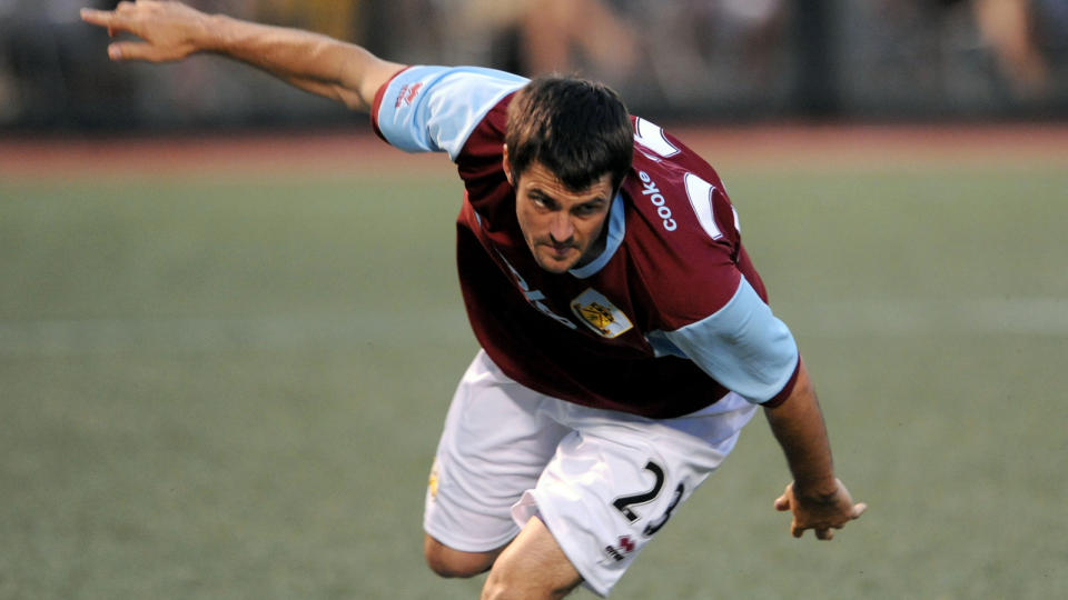  Burnley-spiller Steven Thompson drakk �l da han snublet av banen. Foto: Steve Dykes/Getty Images/AFP/SCANPIX