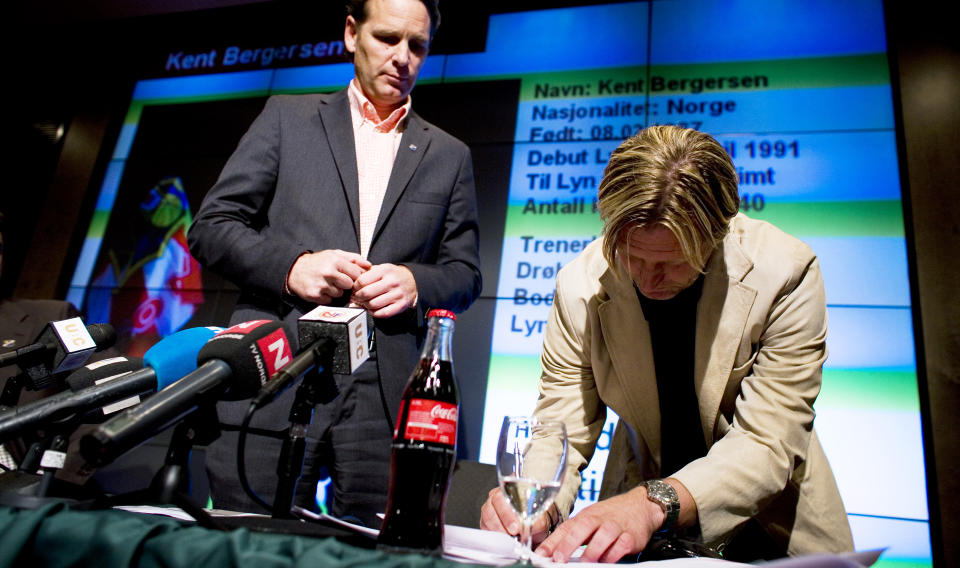 ENIGE: Tonen mellom Lyn-ledelsen, her ved Erik Langerud (t.v.), og Kent Bergersen er neppe like hjertelig som den var da Bergersen ble ansatt som Lyn-trener i fjor, men n� n�rmer de seg ihvertfall enighet om en sluttpakke.Foto: Sara Johannessen / SCANPIX
