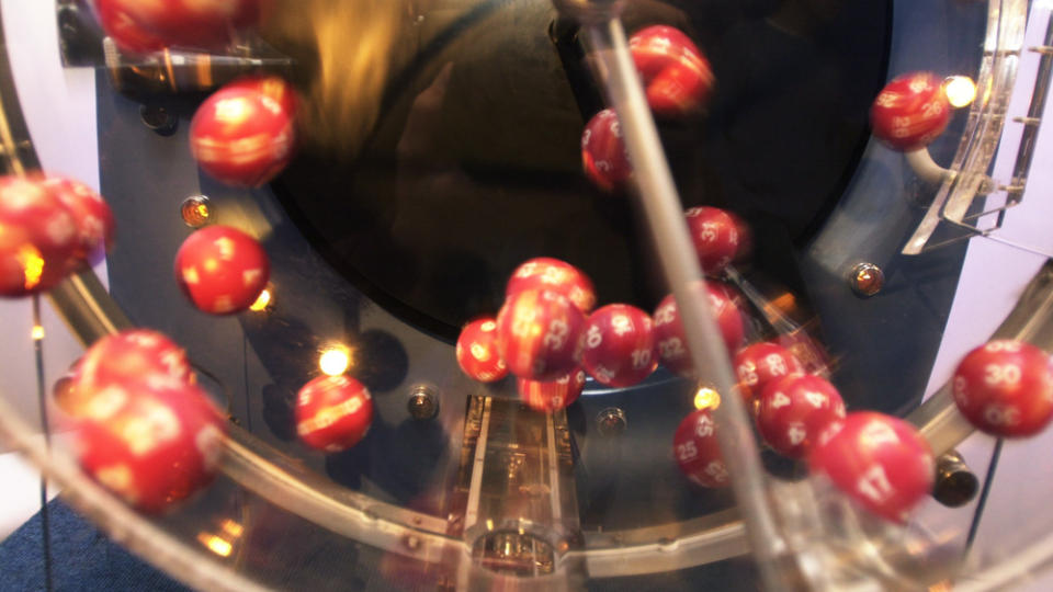 KRITISK �YEBLIKK: Lotto-ballenes oppf�rsel inne i trekningsmaskingen hos Norsk Tipping p� Hamar f�r store utslag for toppvinnernes lommeb�ker. Foto: CORNELIUS POPPE/SCANPIX