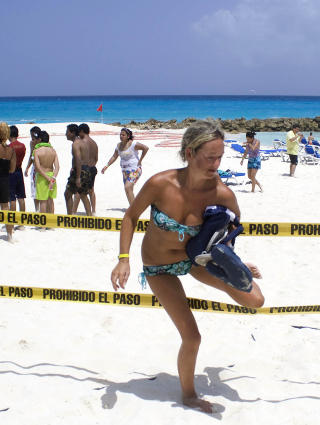 SKYGGET BANEN: Turistene m�tte pent fjerne seg fra den ulovlige sanda. Foto: AP Photo/Israel Leal/Scanpix
