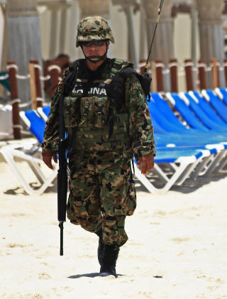 TUNGT BEV�PNET: Det er ingen sp�k � p�gripe sandtyver. Foto: AFP PHOTO/Jose DOMINGUEZ/Scanpix