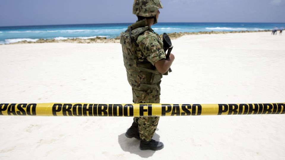 AVSTENGT OMR�DE: Politiet sperret av omr�det der den stj�lne sanda ble funnet. Foto: REUTERS/Gerardo Garc�a/Scanpix