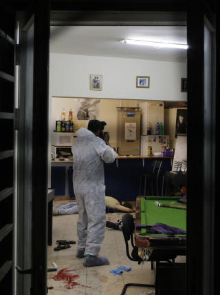 KRIMTEKNIKERE P� STEDET: Gjerningsmannen er ikke p�grepet. Foto: AP Photo/Ariel Schalit/Scanpix