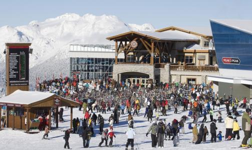  OL OM SEKS M�NEDER:  Whistler Mountain - her fra januar i �r - er arena for ski. skiskyting, aking og bob i OL om et halvt �r. N� raser skogbrannene p� alle kanter. Foto: AP/CANADIAN PRESS/SCANPIX.