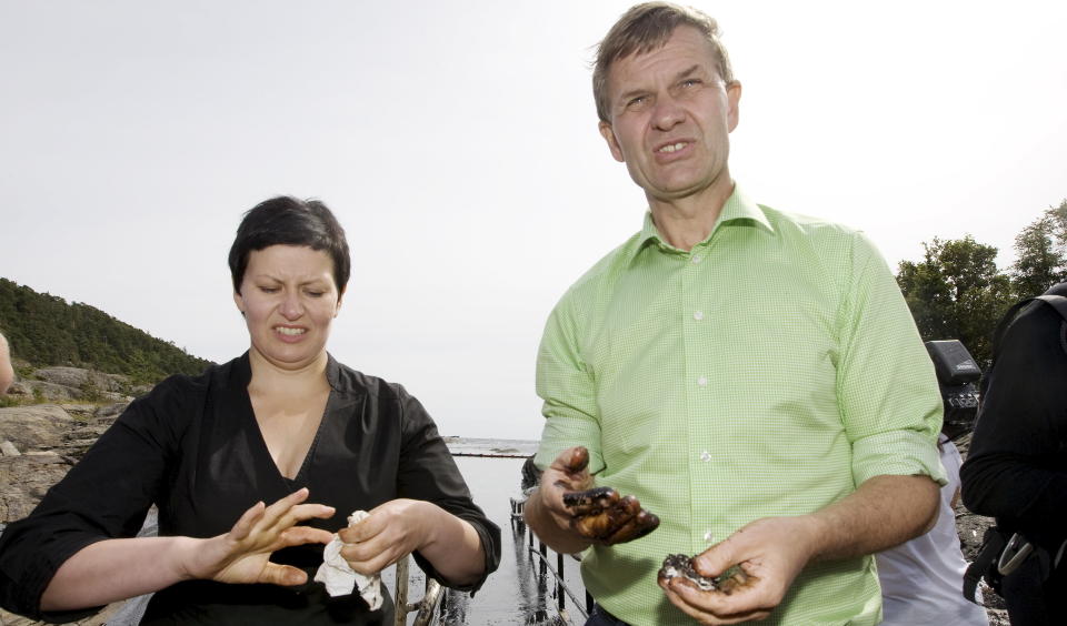 �SJ, FOR NO' KLISS: Kystminister Helga Pedersen (Ap) og milj�vernminister Erik Solheim (SV) var i g�r p� plass i Langesund i Telemark. De gikk i strandkanten der olja var tjukk og seig, og la ikke skjul p� at ulykken gjorde sterkt inntrykk. - Det skal ikke st� p� penger for � f� gjort det rent, sier Pedersen.
Foto: Terje Bendiksby / SCANPIX