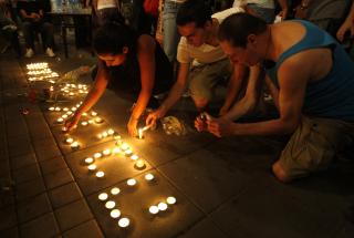 HEDRET OFRENE: Tusenvis s�rger for ofrene av angrepet p� homoklubben Foto: REUTERS/Baz Ratner/Scanpix