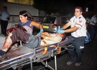 HANDLER RASKT: Politifolk fors�ker � unng� at flere liv g�r tapt, etter at �n gjerningsmann skj�t vilt rundt seg og drepte to p� en homoklubb i Tel Aviv. Foto: REUTERS/Amir Meiri/Scanpix
