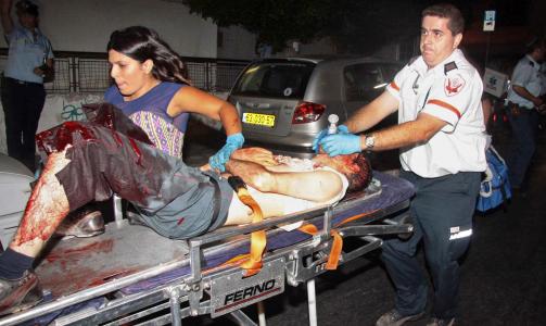 HANDLER RASKT: Politifolk fors�ker � unng� at flere liv g�r tapt, etter at �n gjerningsmann skj�t vilt rundt seg og drepte to p� en homseklubb i Tel Aviv. Foto: REUTERS/Amir Meiri/Scanpix
