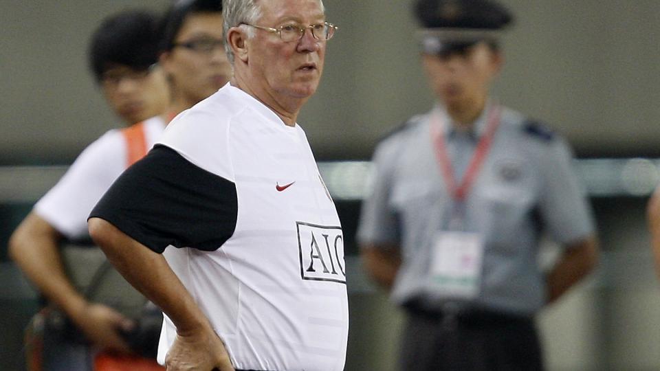 F�R KRITIKK: Manchester United blir nok en gang beskyldt for � g� gjennom foreldrene for � hente unge talenter fra andre europeiske land. Her ved Sir Alex Ferguson under en trening i Kina. Foto: Eugene Hoshiko / AP.