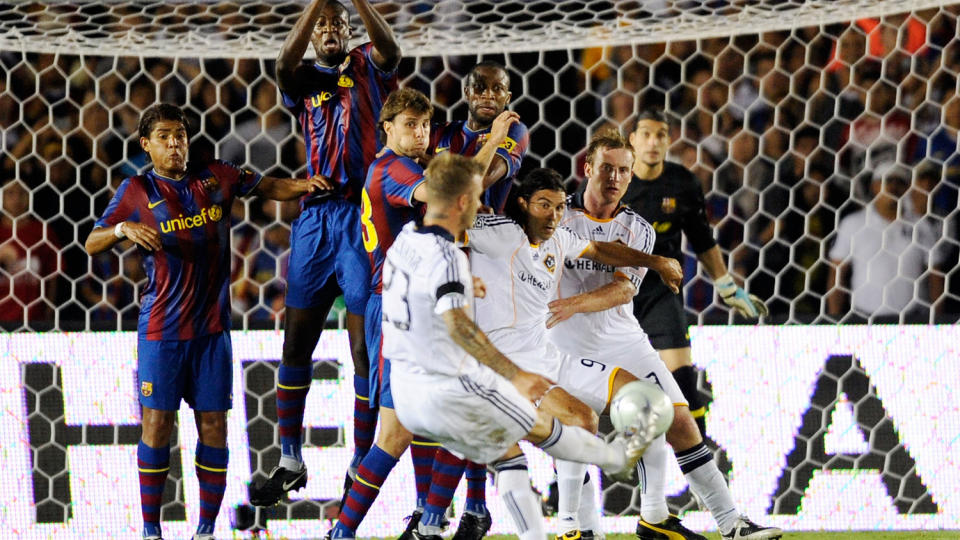 BECKHAM-FRISPARK: David Beckham skrudde inn et frispark til 1-1 for Los Angeles Galaxy. Scoringen var av godt, gammelt Beckham-merke. Foto: AFP