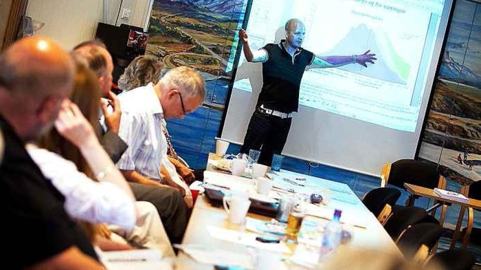  SATSER P� OLJE I NORGE: Lokale H�yre-medlemmer i B� i Vester�len lader opp til valgkampen og f�t informasjon om hva oljeutvinning i nord kan gj�re for landsdelens utvikling. Foto: Jo Straube