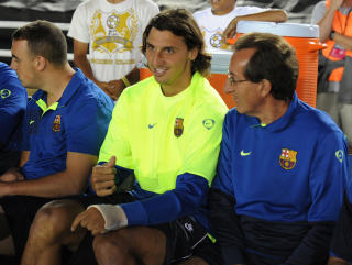 P� BENKEN: Fra benken s� Zlatan Ibrahimovic s� Barcelona vinne 2-1 over Los Angeles Galaxy. Foto: Mark Ralston / AFP.