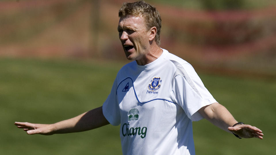 IRRITERT: David Moyes irriterer seg over det han kaller respektl�s fremferd av Mark Hughes og Manchester City. Foto: Don Ryan / AP.