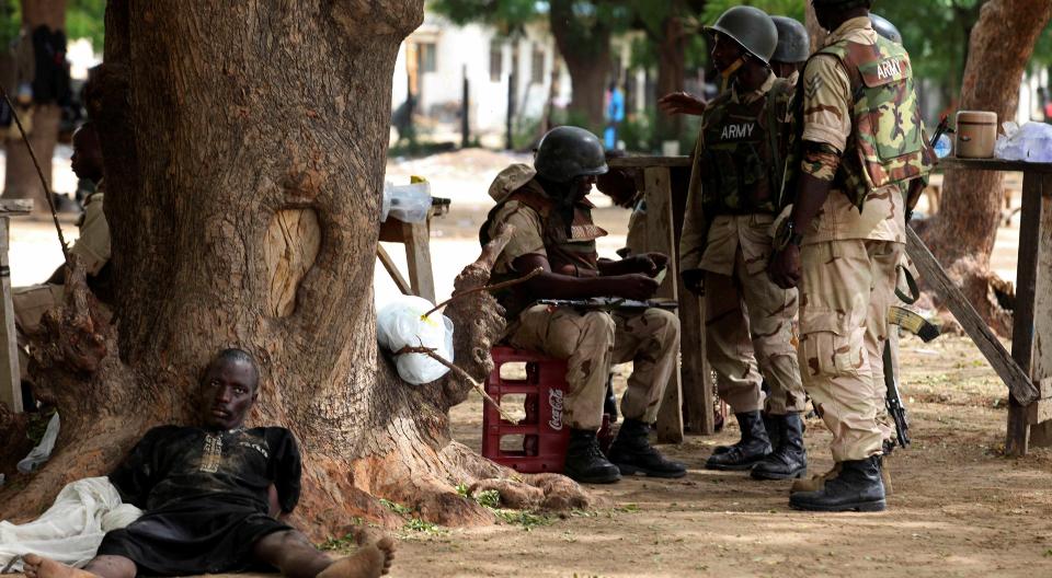 URO: Her ligger et mistenkt Boko Haram-medlem tatt til fange av Nigerias sikkerhetsstyrker.  Foto: AP Photo/Sunday Alamba/Scanpix