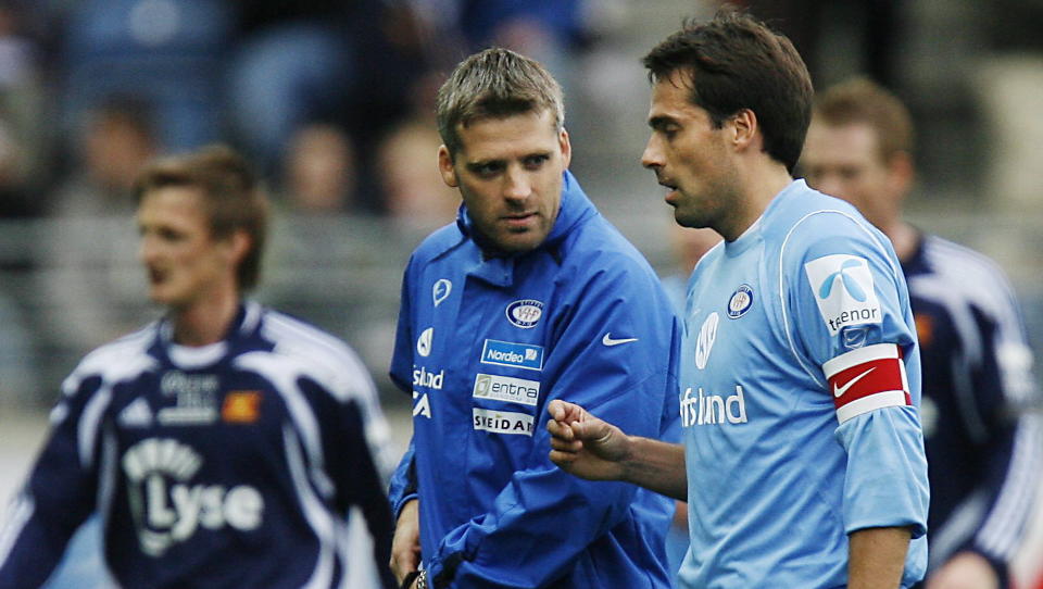 SLITER: Hovedtrener Tor-Ole Skullerud og manager Martin Andresen har nok � tenke p� f�r kveldens kamp mot Godset. Fire strake tap og en sterkt amputert forsvarsrekke skaper hodebry for VIF-trenerne. Foto: Erling H�geland / DAGBLADET.