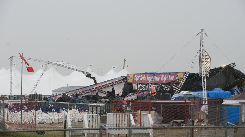 SPERRET INNE: Flere mennesker ble sperret inne da en stor utend�rsscene kollapset under en kraftig tordenstorm. Foto: John Ulan/AP
