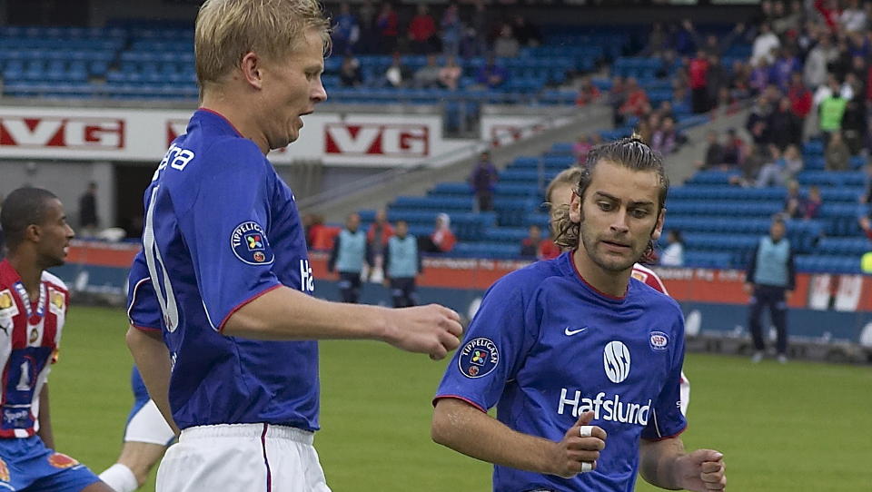 TIDLIGERE LAGKAMERATER: Steffen Iversen og Magne Hoseth spilte sammen i V�lerenga i 2005. Etter hattricket mot Start lurte Iversen hva den tidligere lagkameraten gikk p�. Foto: Arnt E. Folvik / DAGBLADET.