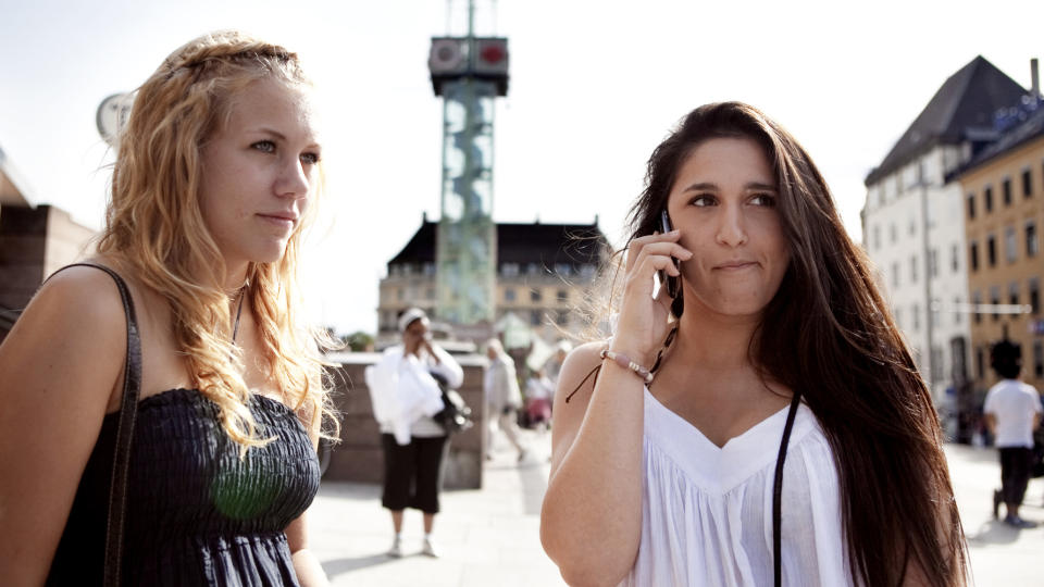 D�RLIG GJORT: Cimen Hamit (18) (t.h) og Helene Kvale (17) mener det er d�rlig gjort at man har ulike priser i forskjellige land. FOTO: Lars Lindquist