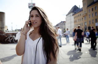 HELLER SKO ENN H�Y REGNING: &mdash;Mobilprisene er kjemped�rlige i Norge. Jeg kunne kj�pt mye annet for pengene heller m� bruke p� telefonregnina. Jeg kunne kj�pt meg nye sko! sier Cimen. FOTO: Lars Lindquist