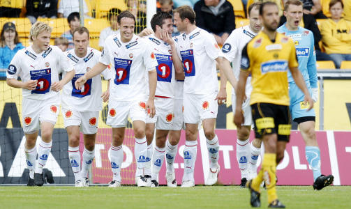 LOVENDE START: Lars Iver Strand og Troms� feirer 0-2 og tre poeng halvveis ned i lomma, men kvelden skulle f� en ulykkelig utgang for gjestene fra nord.Foto: Kyrre Lien / SCANPIX