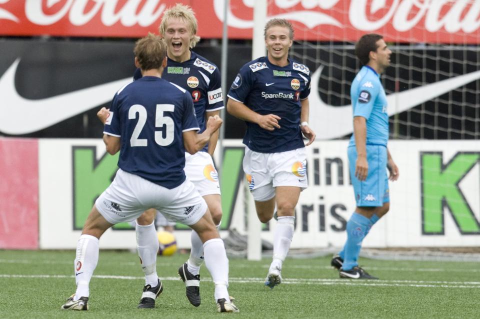 TUNG ETTERMIDDAG: V�lerenga m�tte gj�re omfattende endringer i forsvarsleddet foran m�tet med Str�msgodset. Midtstopper Martin Andresen fikk en vanskelig dag p� jobb mot et tent hjemmelag.Foto: Terje Bendiksby / SCANPIX