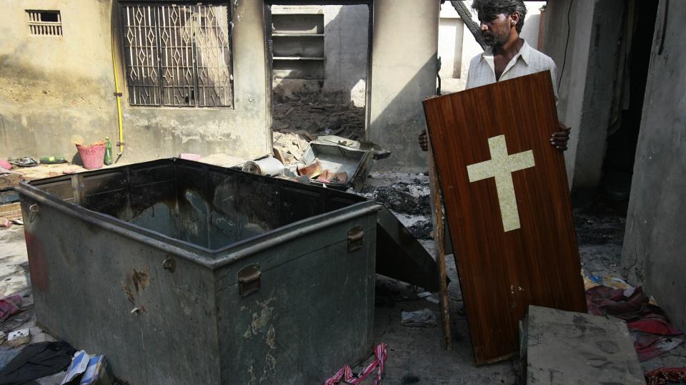 ALT ER �DELAGT: En kristen pakistaner kan bare konstatere at alt han eier er borte, etter at muslimer satt fyr p� b�de hus og folk i landsbyen Gojra. Foto: REUTERS/Mohsin Raza/Scanpix