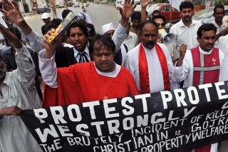 PROTESTERER: Folk samles for � markere sin avsky mot branndrapene. Foto: AFP PHOTO/ Asif HASSAN/Scanpix