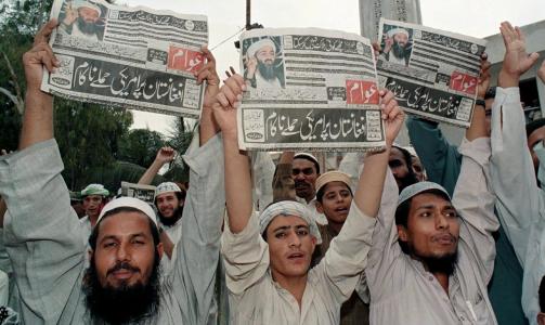 MISTENKT: Organisasjonen Sipah-e-Sahaba nevnes av myndighetene som en mulig organisator av drapene. Her demonstrerer medlemmer av gruppene til st�tte for Osama bin Laden i 1998. Foto: Zahid Hussein/REUTERS/Scanpix
