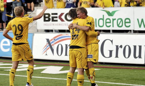 POENGJUBEL: Lettelsen var stor i Bod� ved kampslutt da Glimt hadde sikret tre ytterst viktige poeng i nedrykksstriden.Foto: Anders Vanderloock / SCANPIX
