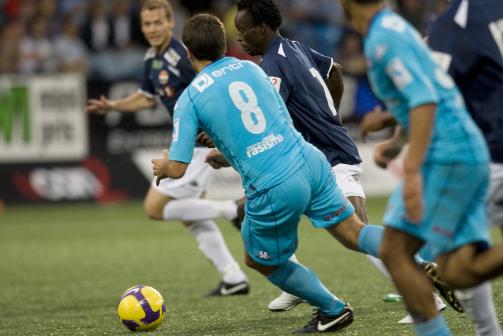 P� ETTERSKUDD: Martin Andresen og V�lerenga sleit med � komme oppi et meget godt Str�msgodset-lag. Her er innbytter Komlan Amewou p� vei til � gj�re 3-0.Foto: Terje Bendiksby / SCANPIX