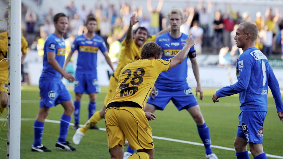 POENGJUBEL: Midtstopper Alo B�rengrub (t.h.) stanget inn kampavgj�relsen mellom Bod�/Glimt og Sandefjord.Foto: Anders Vanderloock / SCANPIX