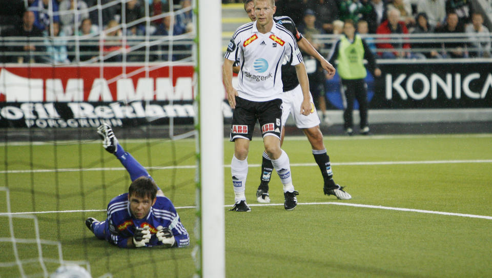 REDDET POENG: Roar Strand utlikner til 1-1 under eliteseriekampen i fotball mellom Odd-Grenland og Rosenborg p� Skagerak Arena. Uavgjort var et greit resultat etter en morsom fotballkamp.
Foto: Trond Reidar Teigen / SCANPIX