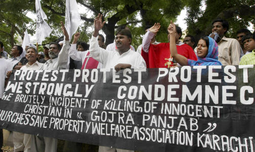 PROTESTERTER: Folk samlet seg i g�r s�ndag for � markere sin avsky mot branndrapene. Foto: AP Photo/Fareed Khan