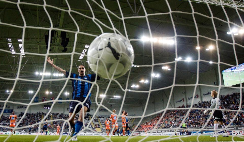 M�LTILSKUER: Daniel Nannskog jubler etter Espen Hoffs 3-0 scoring mot Aalesund i g�r. Svensken gikk m�ll�s av banen - og mener motstanderne er for opptatt av ham til at det blir s�rlig mange m�l framover. - I Stab�k er toppscoreren Daniel Nannskog historie, om jeg skal v�re �rlig, sier Nannskog.Foto: Eirik Helland Urke/Dagbladet