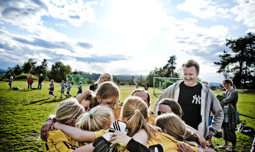 FOTBALL-ANALOGI: Da trebarnsfaren skulle i fengsel, var barnas fotballinteresse god � ha. - Vi sa at �Dommeren bestemmer, og spillerne m� ta den straffen som dommeren mener er riktig. S�nn er det ogs� i rettssalen. Det er lov � protestere, det er lov � v�re fortvilet og sint &mdash; men det hjelper lite n�r straffen er bestemt�. Foto: Thomas Rasmus Skaug / Dagbladet