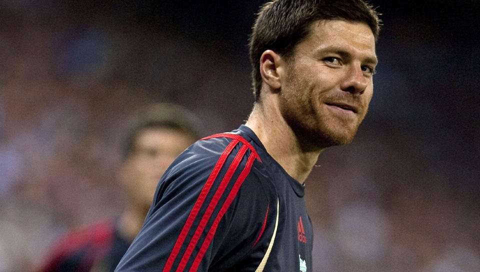 TIL REAL MADRID? Liverpools Xavi Alonso smilte lurt under oppvarmingen da fans i Spania kom med Real Madrid-tilrop til den spanske spilleren. Foto: AFP/JOSEP LAGO