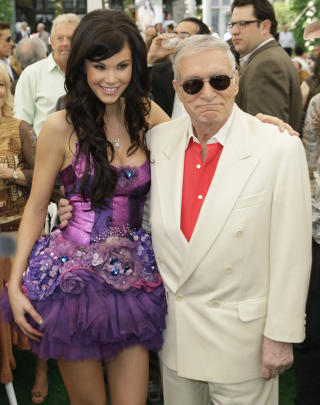  PLAYBOYKONGEN: : Hugh Hefner sammen med Playboys �Playmate of the Year� i 2008, kanadiske Jayde Nicole. Foto: AP Photo/Matt Sayles