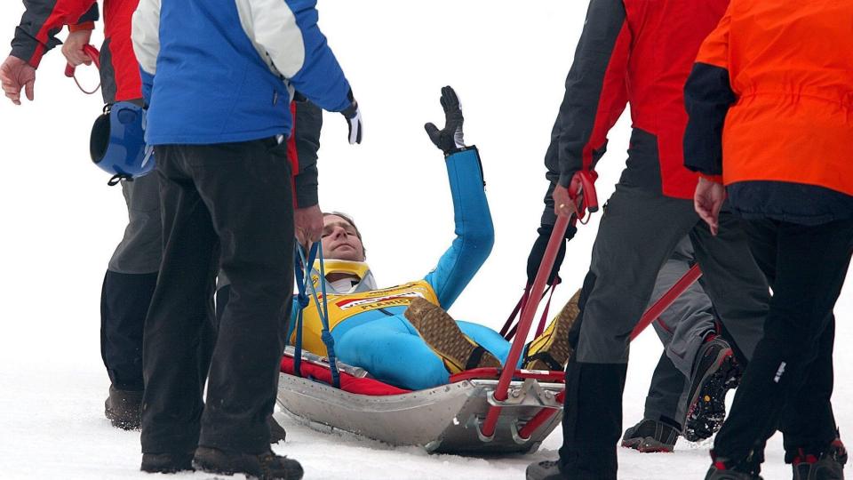 BAKFULL: Janne Ahonen var i kraftig bakrus da han falt p� verdensrekordlengden 240 meter i Planica i 2005.Foto: SCANPIX/EPA/STR