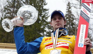 BET I SEG SMERTENE: Janne Ahonen nektet � la seg unders�ke av lege etter fallet i Planica i frykt for � bli avsl�rt for alkoholmisbruk. Det var nok ikke uten smerter at han mottok verdenscupkula for sesongen 2005 etter rennet.Foto: SCANPIX/REUTERS/Nikola Solic