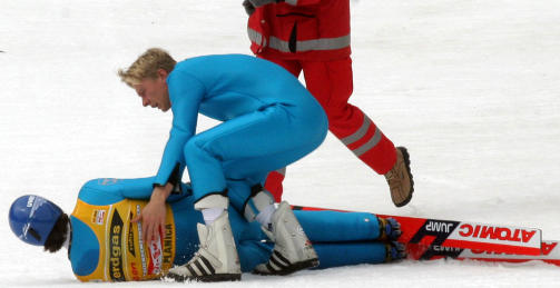 SVIREBR�DRE: Risto Jussilainen (midten) f�lte seg nok delvis medskyldig da Janne Ahonen deiset i bakken p� 240 meter i Planica etter at de to hadde delt ei kasse �l og festet ut i de sm� timer dagen f�r konkurransen da Bj�rn Einar Rom�ren satte verdensrekord.Foto: SCANPIX/AP Photo/Filip Horvat