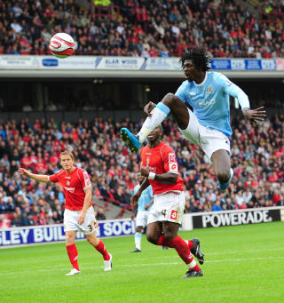 STORKJ�P: City hentet Emmanuel Adebayor fra Arsenal for en kvart milliard kroner. Her mot Barnsley l�rdag. Foto: AP/Anna Gowthorpe/PA