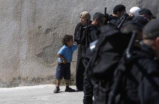 KASTES UT:  Den palestinske kvinnen Maysoon al-Rawi st�r sammen med sin fire �r gamle s�nn Adam. P� bildet har de to akkurat blitt kastet ut fra et hus i den palestinske delen av �st-Jerusalem. Utkastelsen skjedde i starten av august i �r, og oppr�rer palestinerne enormt. Foto: Reuters/Scanpix