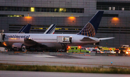 KRAFTIG TURBULENS: Passasjerflyet fra Continental Airlines opplevde kraftig turbulens og m�tte n�dlande i Miami. Minst 26 skadd, fire av dem alvorlig. Foto: AP Photo/Miami Herald, Tim Chapman/SCANPIX