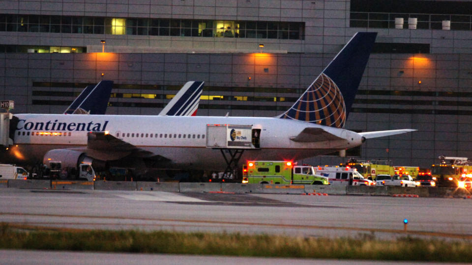 KRAFTIG TURBULENS: Passasjerflyet fra Continental Airlines opplevde kraftig turbulens og m�tte n�dlande i Miami. Minst 26 skadd, fire av dem alvorlig. Foto: AP Photo/Miami Herald, Tim Chapman/SCANPIX