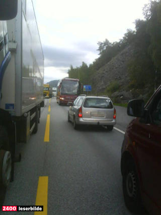 LANGE K�ER:  Det er lange k�er p� begge sider av ulykkessteet p� E39 i Sira. MMS-foto: Tipser