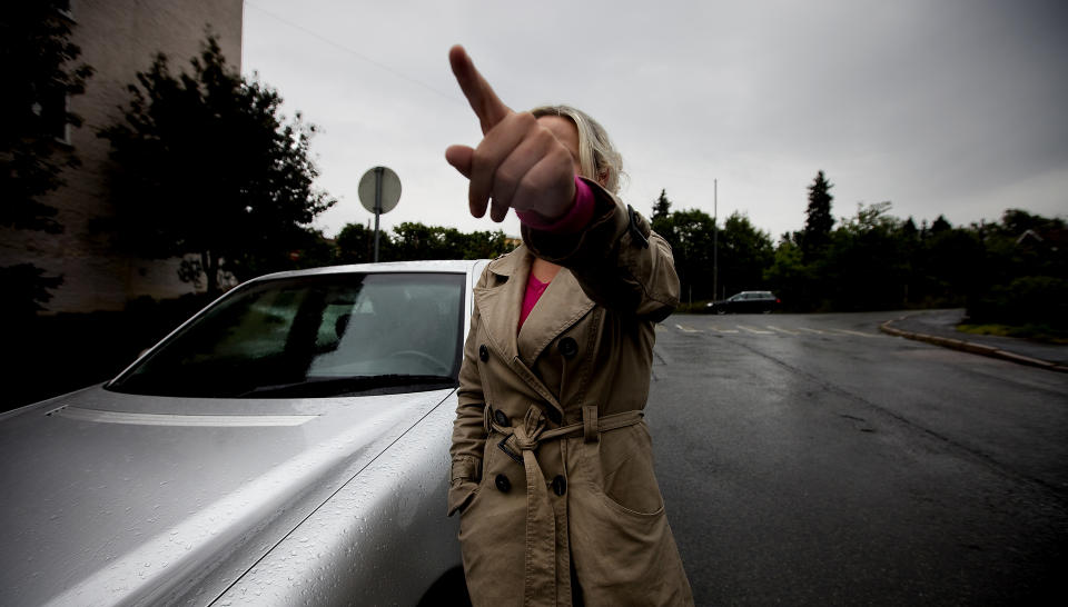 PEKER P� AUDIEN: Her satt kvinnen (23) i bilen sin da en s�lvgr� Audi kom i stor fart mot henne og i feil kj�refelt. Den svingte unna i siste liten. Foto: B�rn Langsem
