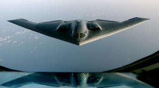 BRUKT MOT SADDAM: Et B-2-bombefly returnerer etter � ha flydd over Irak i mars 2003. De s�kalte �bunker buster�-bombene ble brukt i begge Irak-krigene. Foto: REUTERS/Cherie A. Thurlby/U.S. Air Force/SCANPIX