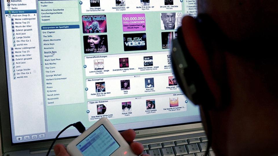 I SKYEN: iTunes revolusjonerte musikkindustrrien p� begynnelsen av dette ti�ret. P� vei inn i 2010 er det streamingtjenester som Spotify, der musikken ligger i nettskyen, som har initiativet. Foto: SCANPIX
