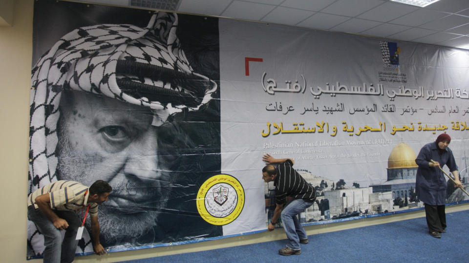 MINNES: Yassir Arafat er ikke glemt. Her dekoreres lokalet for partikongressen til Fatah som avholdes i dag. Foto: Nasser Shiyoukhi/Scanpix/AP